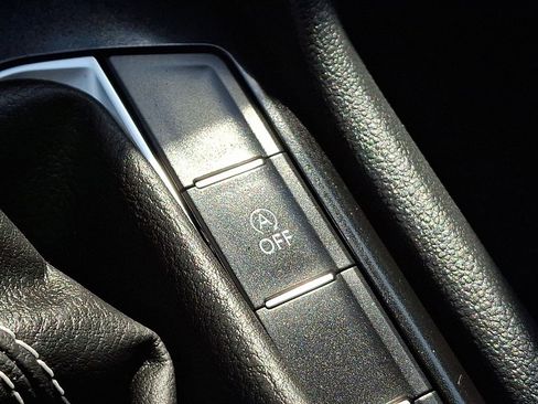 Certified 2023 Volkswagen Taos SE w/ Panoramic Sunroof Package image 26