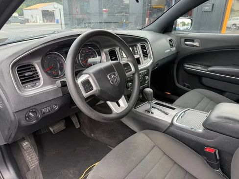 Used 2013 Dodge Charger SE RWD image 5