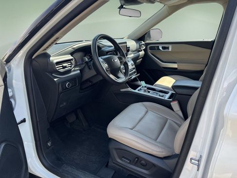 Used 2023 Ford Explorer XLT w/ Equipment Group 202A AWD/4WD image 18