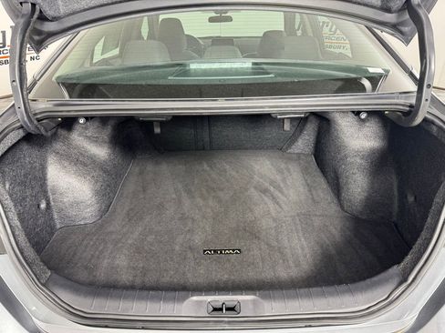 Used 2025 Nissan Altima 2.5 SV FWD image 36