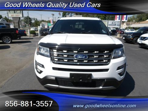 Used 2017 Ford Explorer XLT image 2