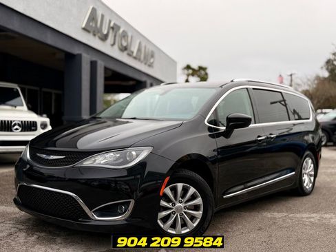 Used 2019 Chrysler Pacifica Touring-L FWD image 1