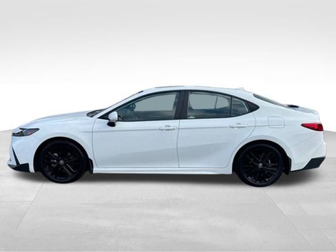 Used 2025 Toyota Camry SE w/ Convenience Package FWD image 2