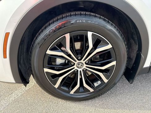 Certified 2023 Toyota Crown XLE image 18