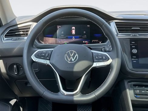 Used 2022 Volkswagen Tiguan SE FWD image 11