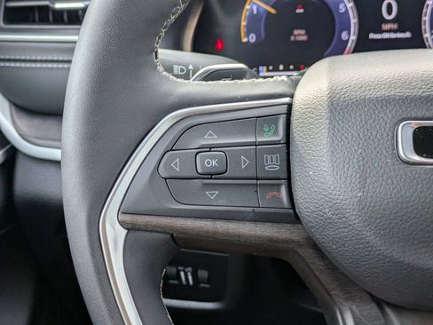 Used 2025 Jeep Grand Cherokee Limited RWD image 17