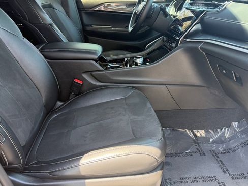 Used 2022 Jeep Grand Cherokee Altitude RWD image 12