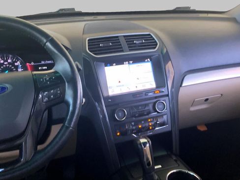 Used 2017 Ford Explorer XLT w/ Equipment Group 202A FWD image 7