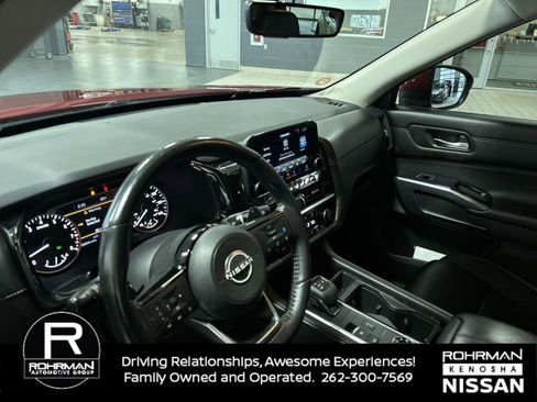 Used 2023 Nissan Pathfinder SL image 2