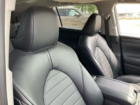 Used 2022 Toyota Highlander XLE FWD image 18
