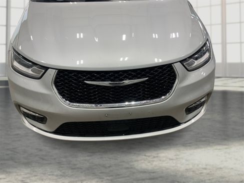 Used 2024 Chrysler Pacifica Touring-L image 20