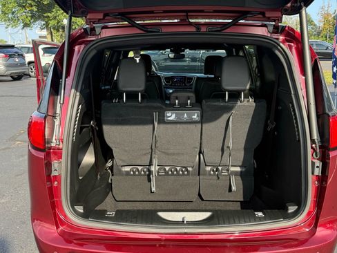 Used 2018 Chrysler Pacifica Touring-L w/ Premium Audio Group image 36