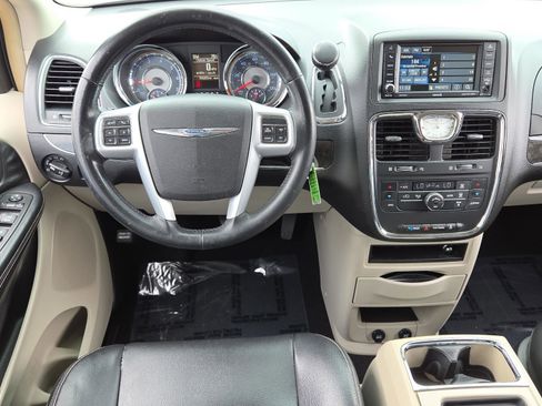 Used 2013 Chrysler Town & Country Touring FWD image 12