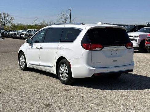 Used 2018 Chrysler Pacifica Touring-L FWD image 3