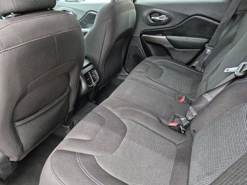 Used 2019 Jeep Cherokee Latitude w/ Popular Appearance Group FWD image 11