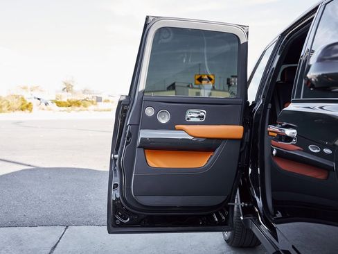 Used 2022 Rolls-Royce Cullinan Black Badge w/ Dark Exterior Package image 24