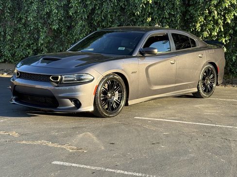 Used 2017 Dodge Charger R/T image 4