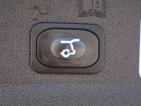 Used 2018 Ford Escape Titanium w/ Ford Safe & Smart Package AWD/4WD image 38