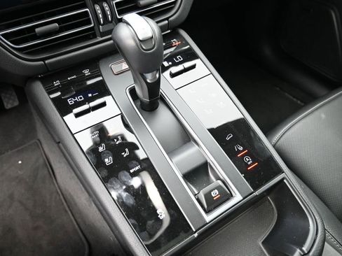 Certified 2025 Porsche Macan AWD/4WD image 24