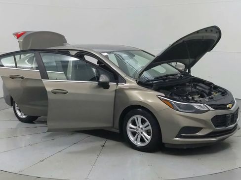 Used 2017 Chevrolet Cruze LT image 9