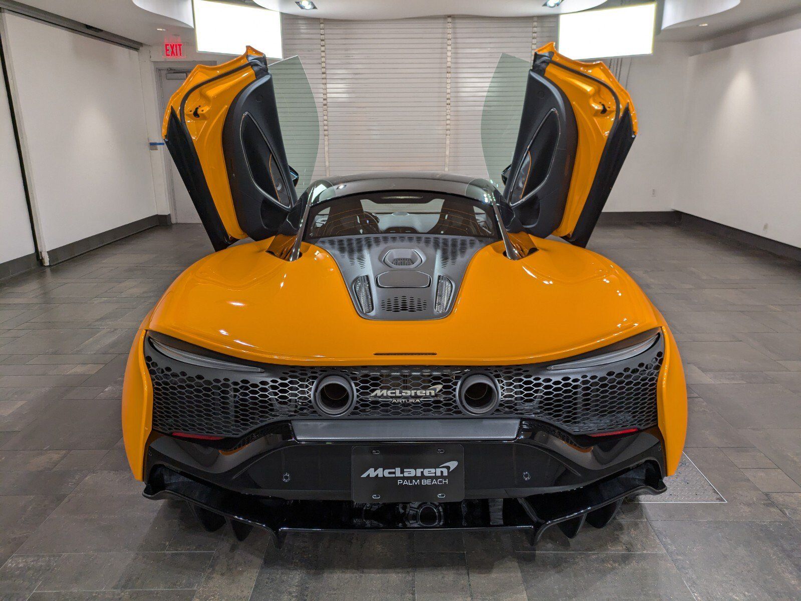 Used 2025 McLaren Artura RWD image 23
