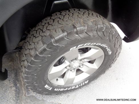 Used 2017 RAM 1500 Classic SLT AWD/4WD image 8