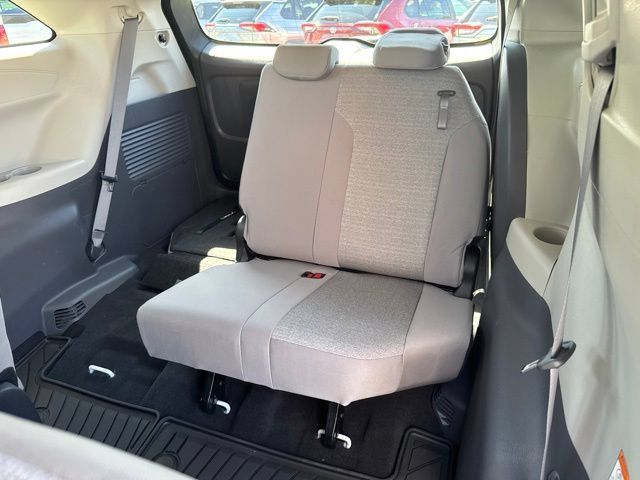 Used 2023 Toyota Sienna LE AWD/4WD image 7