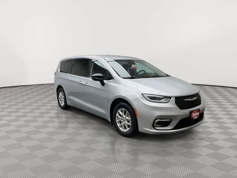 Used 2024 Chrysler Pacifica Touring-L FWD image 32