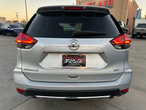 Used 2017 Nissan Rogue SV image 6