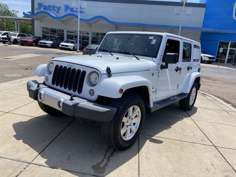 Used 2017 Jeep Wrangler Unlimited Sahara w/ Connectivity Group AWD/4WD image 4