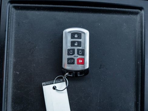 Used 2016 Toyota Sienna SE Premium image 32