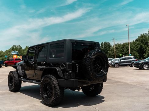 Used 2017 Jeep Wrangler Unlimited Sahara AWD/4WD image 4