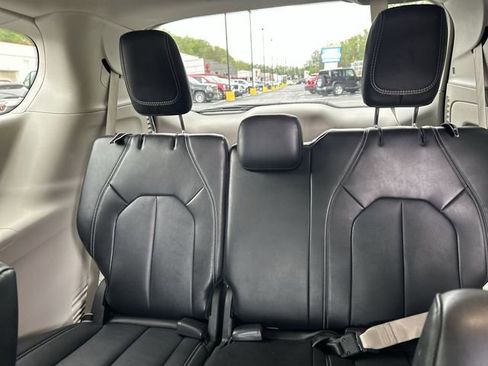 Used 2024 Chrysler Pacifica Touring-L FWD image 28