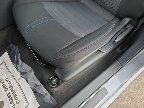 Used 2025 Nissan Leaf S image 31