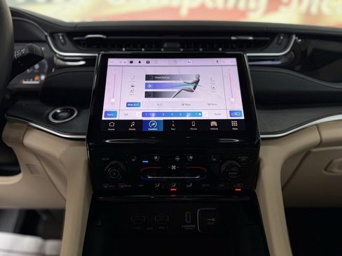 Used 2022 Jeep Grand Cherokee Limited w/ Luxury Tech Group II image 32