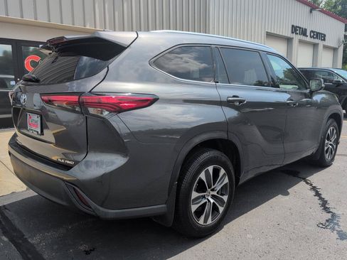 Used 2021 Toyota Highlander XLE AWD/4WD image 8