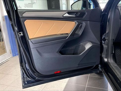 Certified 2023 Volkswagen Tiguan SE w/ Panoramic Sunroof Package AWD/4WD image 9