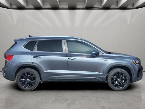 Used 2023 Volkswagen Taos SE w/ Black Wheel Package FWD image 4