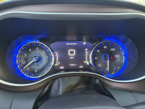 Used 2018 Chrysler Pacifica Touring-L w/ Advanced Safetytec Group FWD image 10