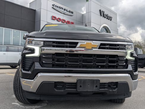 Used 2022 Chevrolet Silverado 1500 LT AWD/4WD image 2