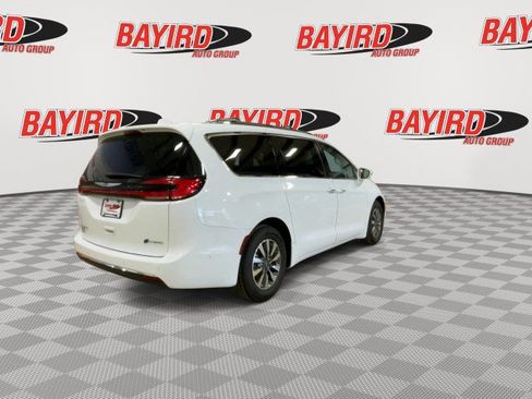 Used 2021 Chrysler Pacifica Touring-L image 9