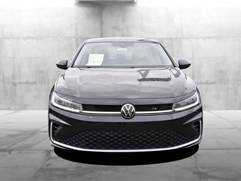 Certified 2025 Volkswagen Jetta SE w/ Sunroof Package image 4