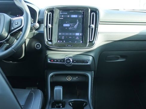 Used 2025 Volvo XC40 B5 Core image 18