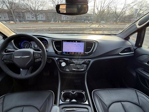 Used 2025 Chrysler Pacifica Limited image 15