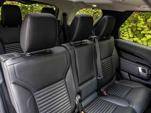 Used 2024 Land Rover Discovery S image 26