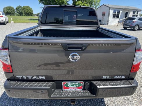 Used 2017 Nissan Titan SL w/ Off-Road Package AWD/4WD image 4