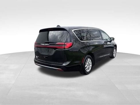 Used 2023 Chrysler Pacifica Touring-L FWD image 7