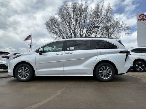New 2026 Toyota Sienna XLE FWD image 2