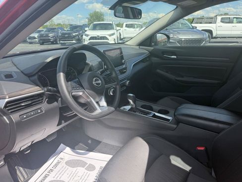 Used 2025 Nissan Altima 2.5 SV FWD image 13