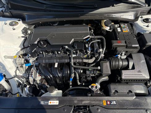 Certified 2025 Hyundai Elantra SE FWD image 20